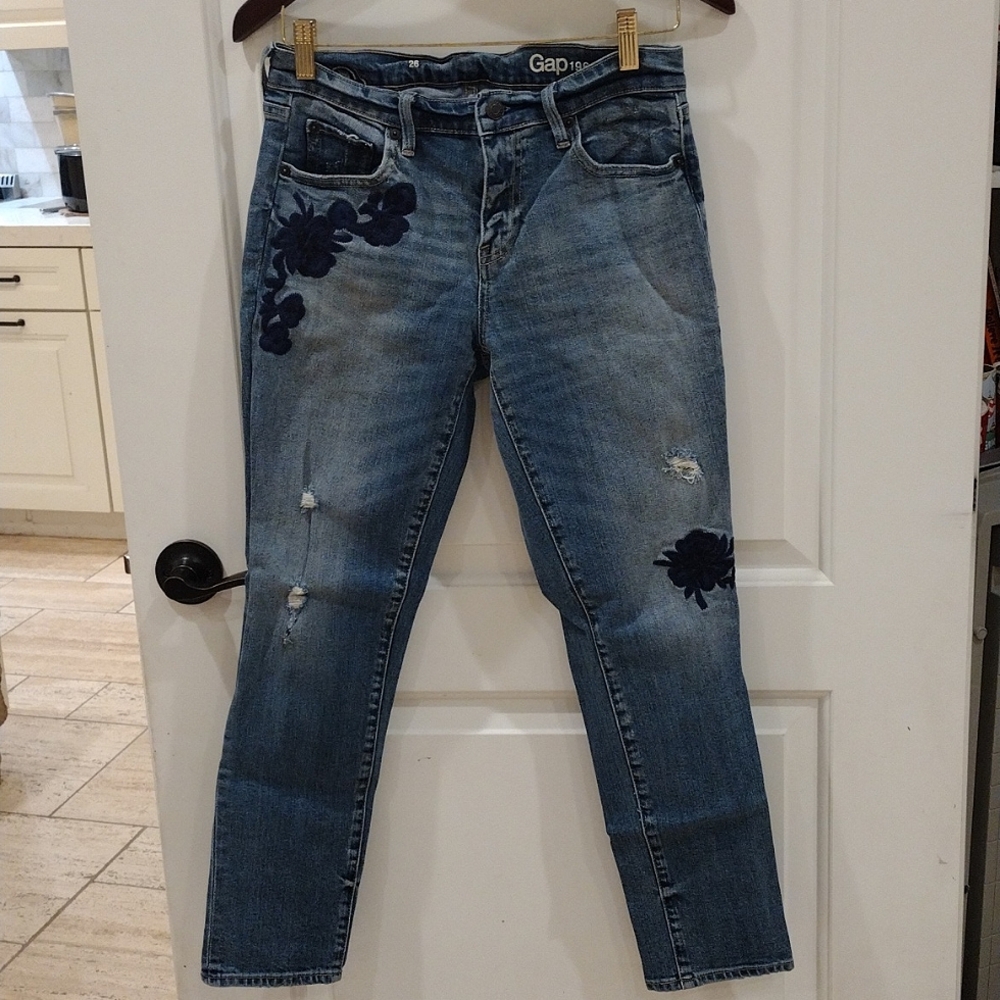 Gap 1969 Embroidered Skinny Jeans.     Size 26 Medium Wash